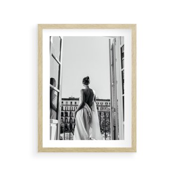 Plakat w ramie 30x40 - Poranki w Paryżu - czarno białe zdjęcie, kobieta w prześcieradle na balkonie - rama drewno
