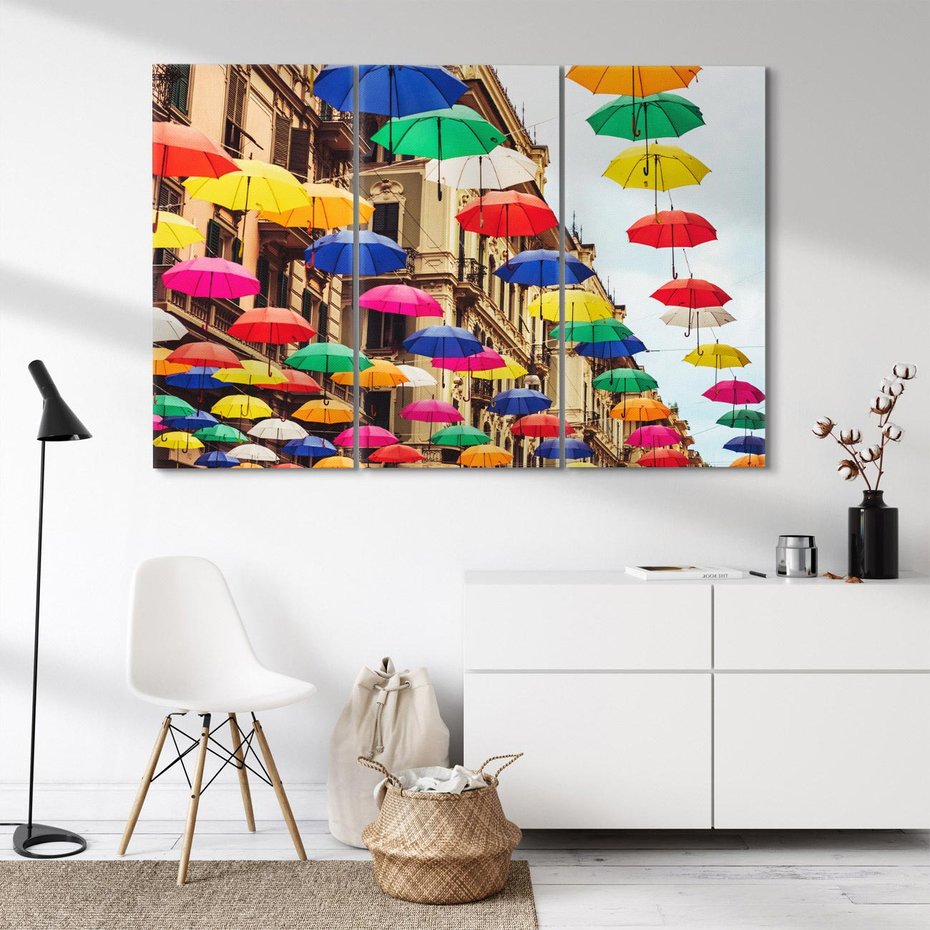 Obraz na płótnie 120x80 - Barwna symfonia wyobraźni - fotografia, kolorowe parasolki podwieszone nad ulicą