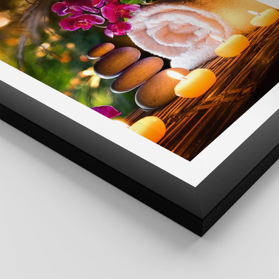 Plakat w ramie 30x40 - Relaksujące spa z płonącymi świecami - spa, świece - rama czarna