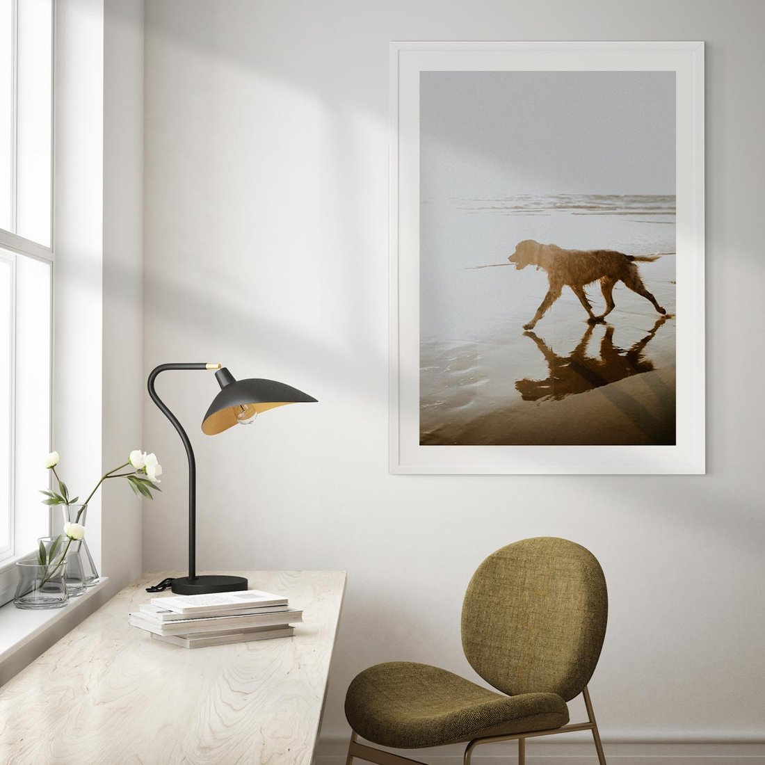 Plakat w ramie 30x40 - Przyjaciel na Plaży - pies, na plaży - rama biała