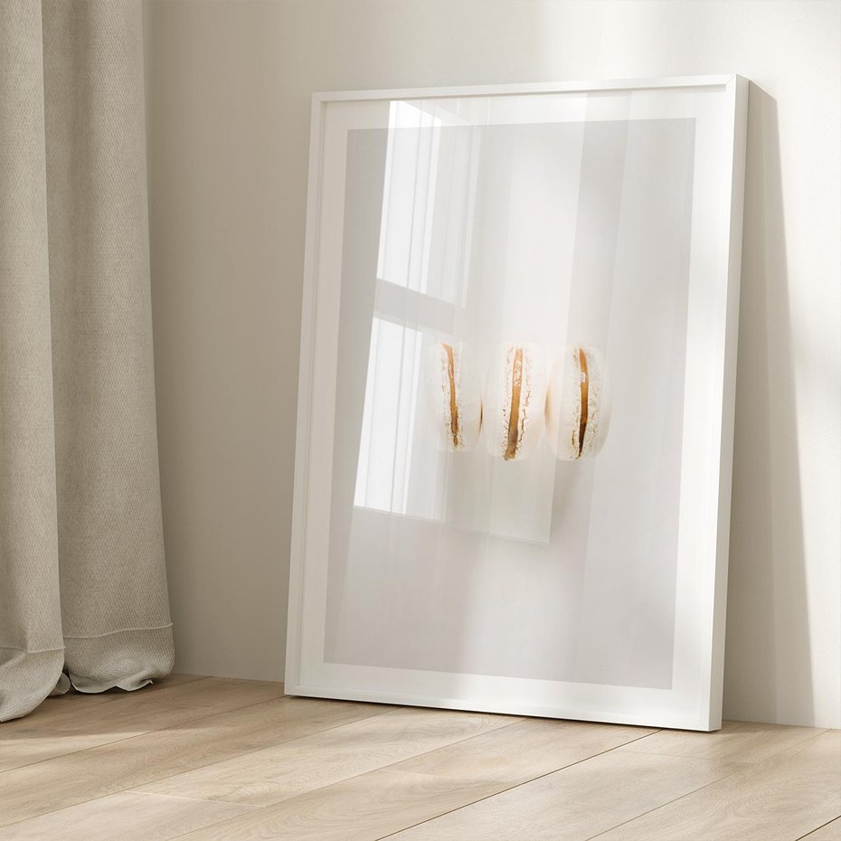 Plakat w ramie 50x70 - Delikatność w Bieli - białe ciateczka. makaroniki, minimalistyczne zdjęcie - rama biała