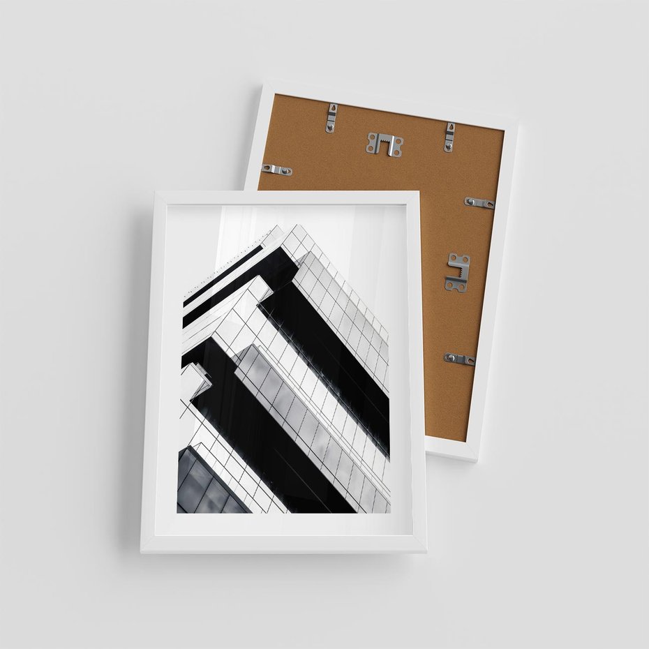 Plakat w ramie 30x40 - Nowoczesna Surowość: Wieżowiec na Czarno-Białej Grafice - architektura, wieżowiec - rama biała