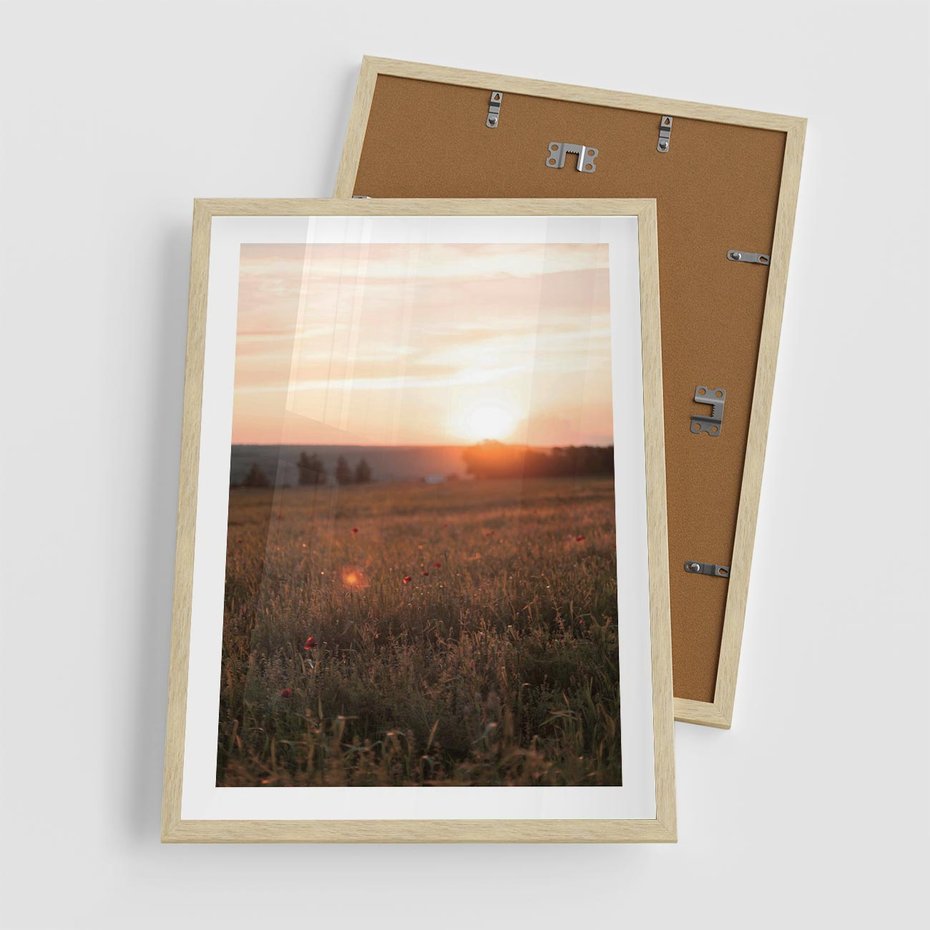 Plakat w ramie 50x70 - Łąka we Wschodzącym Słońcu: Magia Poranka - łąka, krajobraz - rama drewno