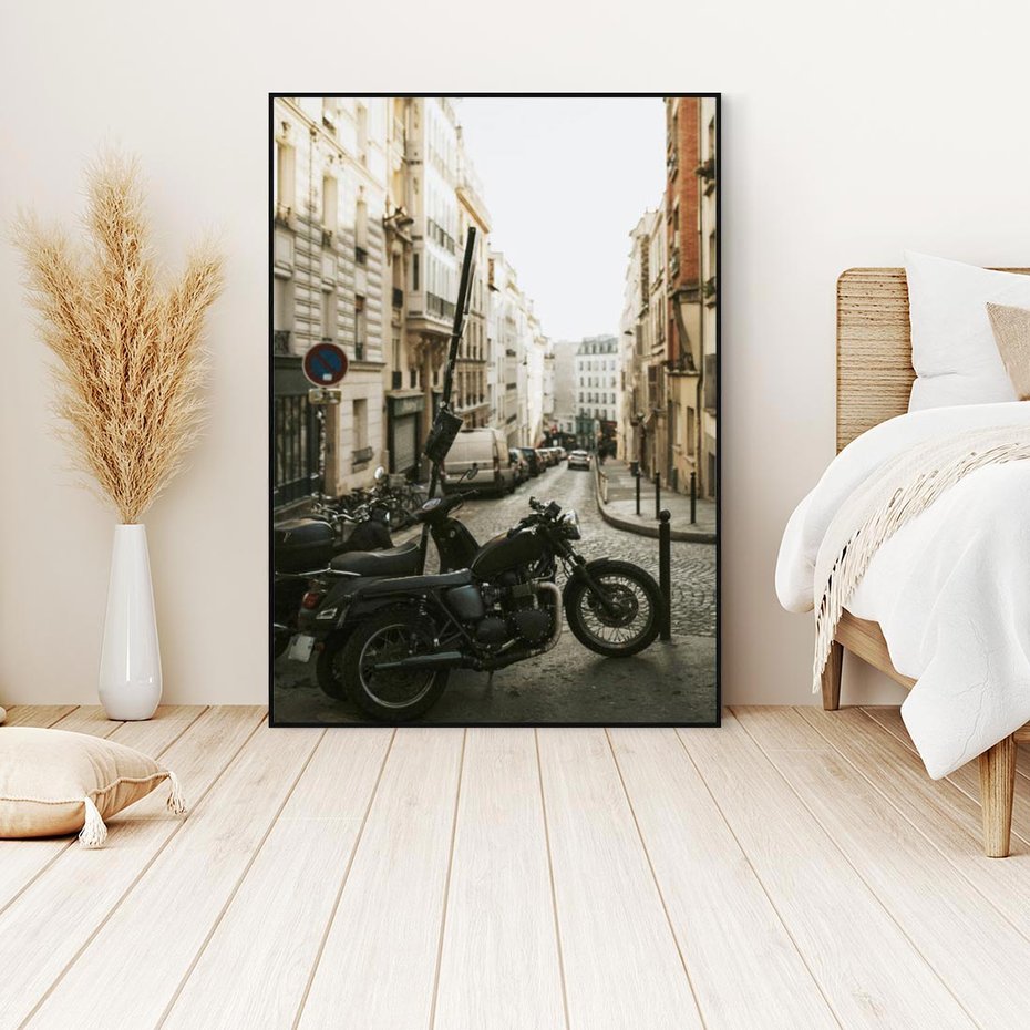 Obraz w ramie 70x100 - Ducha Przygody - motor, uliczka - rama czarna