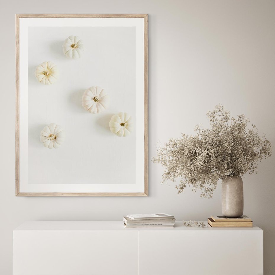 Plakat w ramie 30x40 - Biała Jesień: Dynie na Jasnym Tle - białe dynie, białe tło - rama drewno