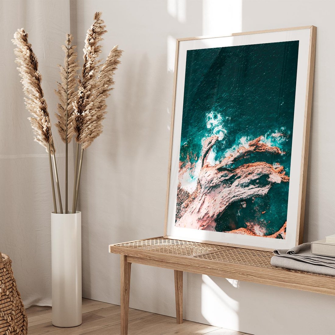 Plakat w ramie 40x50 - Fale i Skały w Spokoju i Burzy - morze, fale rozbijają się o skały - rama drewno