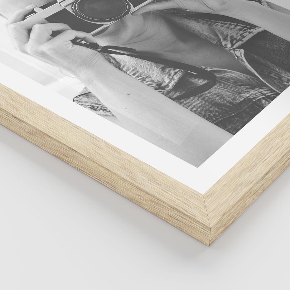 Plakat w ramie 30x40 - Zrób mi Zdjęcie - fotografia, kobieta z aparatem - rama drewno
