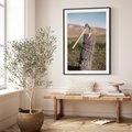 Plakat bez ramy 30x40 - Rustykalna Praktyczność: Fotografia Siekiery - rustykalna fotografia, siekiera wbita w pieniek