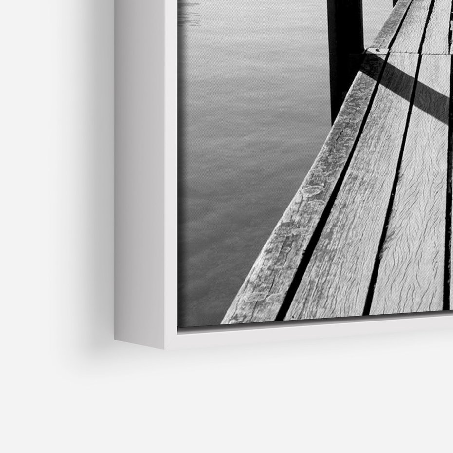 Obraz w ramie 80x120 - Spokojna Przystań - czarno biała fotografia, drewniany pomost na jeziorze - rama biała