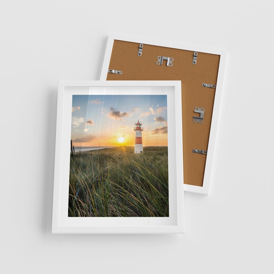 Plakat w ramie 40x50 - Magia latarni przy zachodzie - latarnia, zachód - rama biała