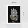 Plakat w ramie 40x50 - Nocne Uniesienia - abstrakcyjny kwiat, mroczna atmosfera - rama biała