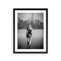 Plakat w ramie 30x40 - Kapiel w Mieście - czarno białe zdjęcie, kobieta wchodzi do wody - rama czarna