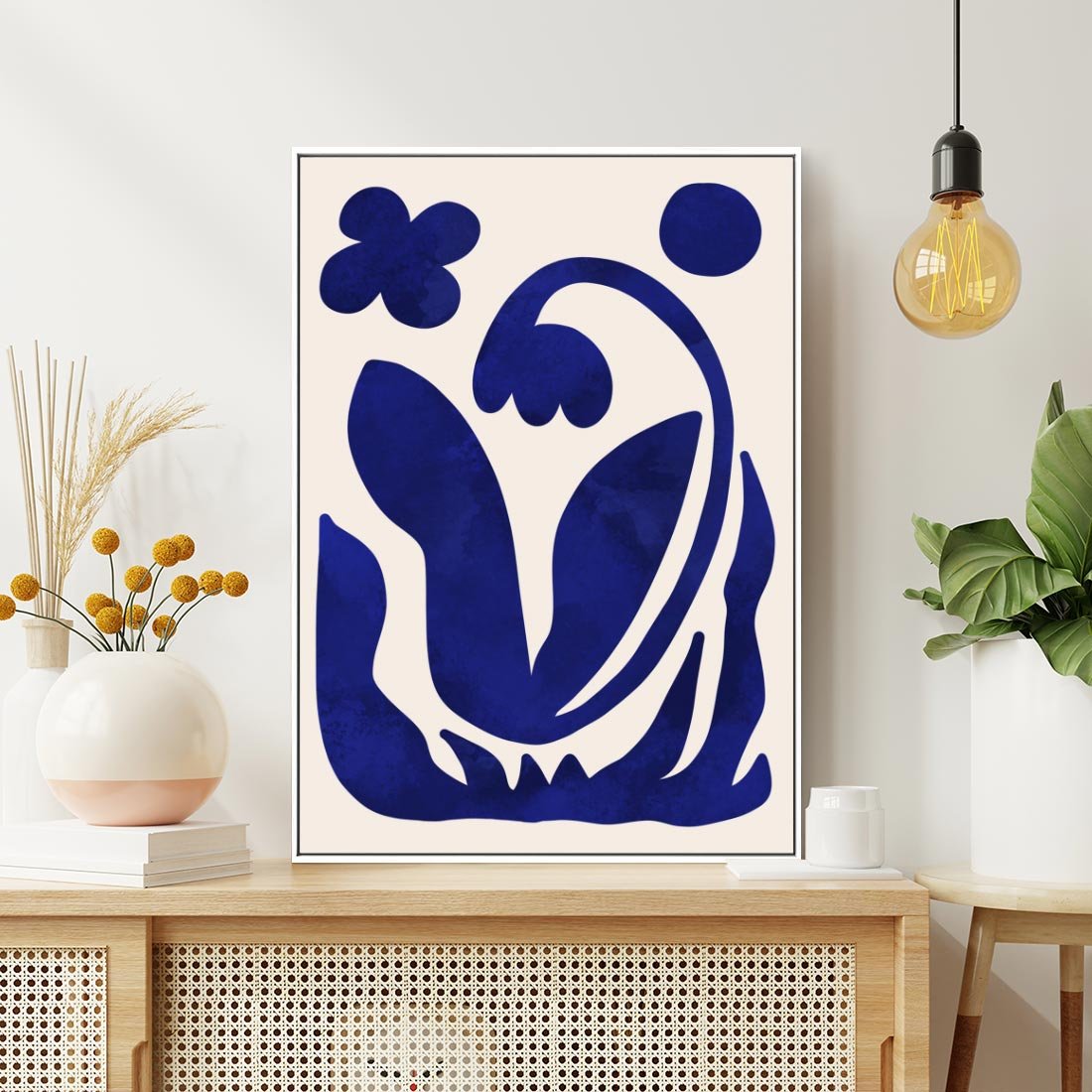 Obraz w ramie 50x70 - Bezgraniczne Echa Serca - abstrakcyjny obraz plakat, dziwne niebieskie kształty przypominają kwiat - rama biała