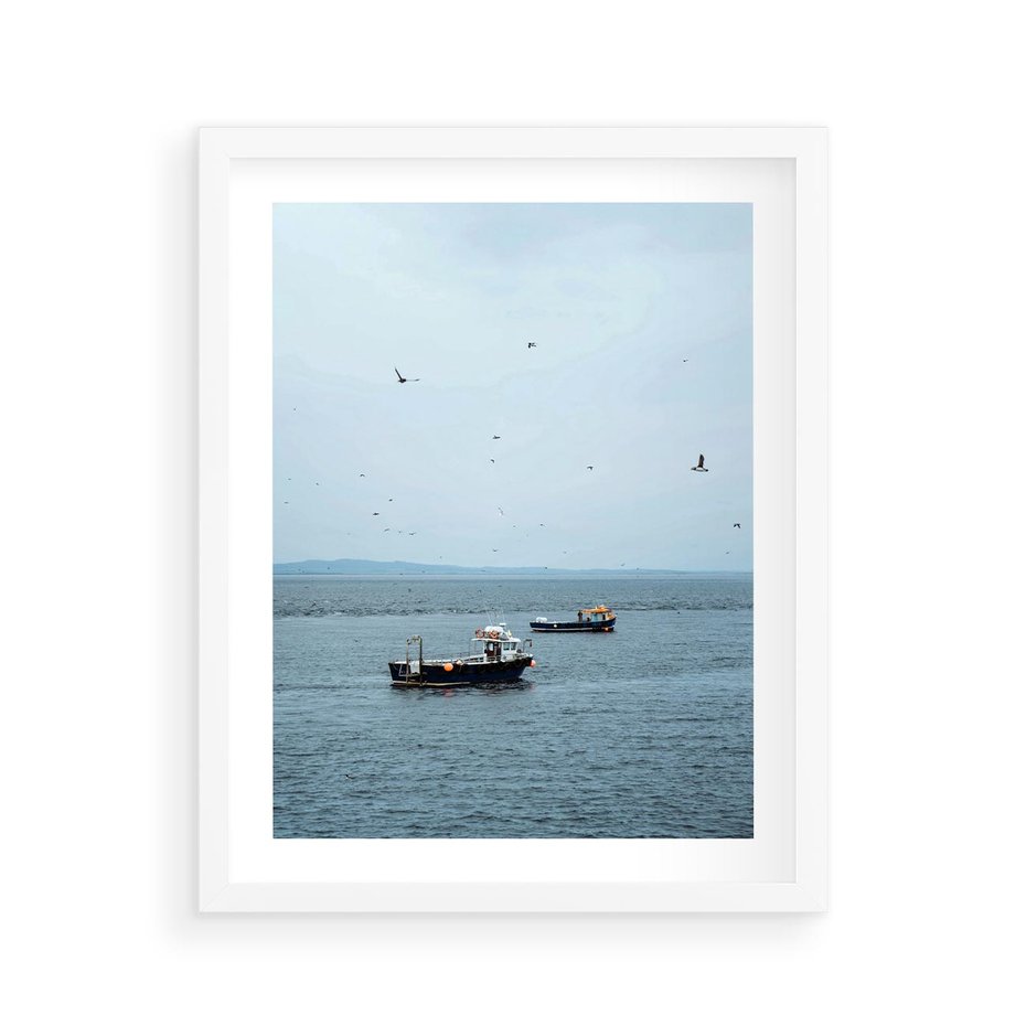 Plakat w ramie 40x50 - Rybacki Urok - morze, kutry rybackie - rama biała