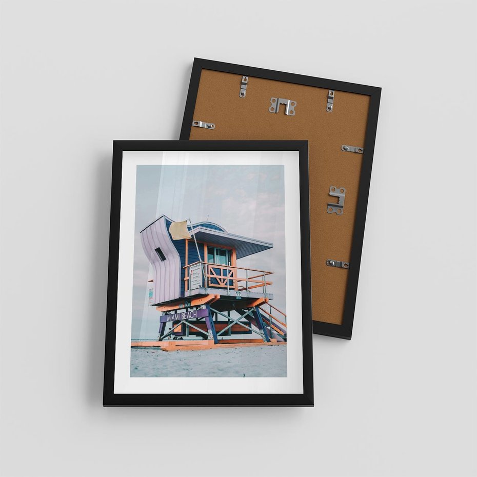 Plakat w ramie 30x40 - Plażowa Kolorystyka: Budka Ratownika w Pastelach - pastelowa budka ratownika, plaża Miami - rama czarna