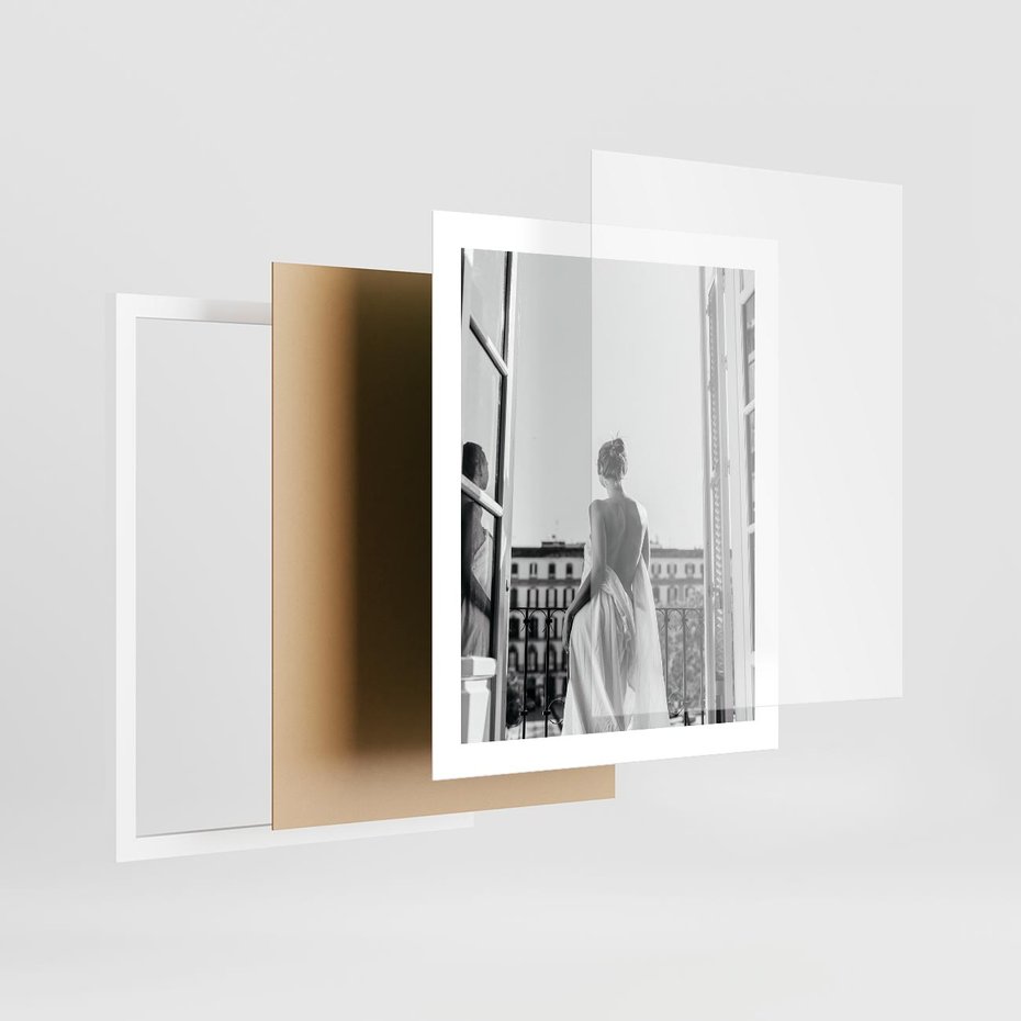 Plakat w ramie 40x50 - Poranki w Paryżu - czarno białe zdjęcie, kobieta w prześcieradle na balkonie - rama biała