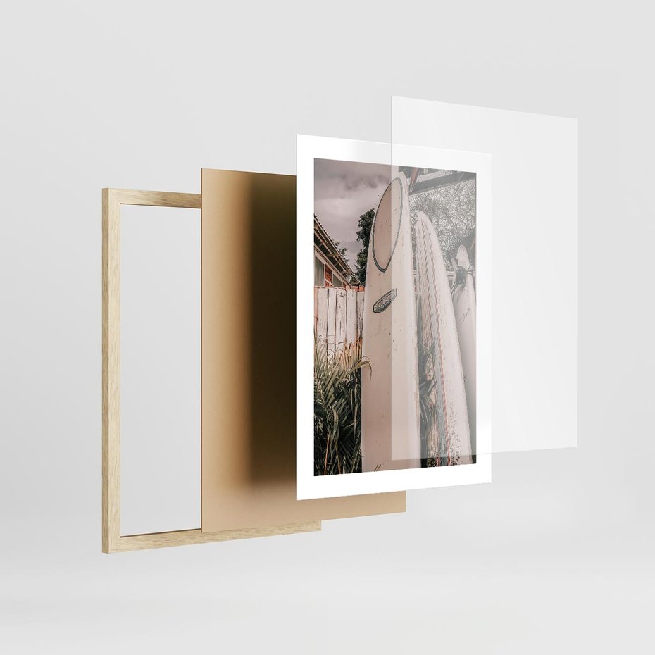 Plakat w ramie 30x40 - Deski Surfingowe czekają na Fale - deski surfingowe, stoją pod płotem - rama drewno