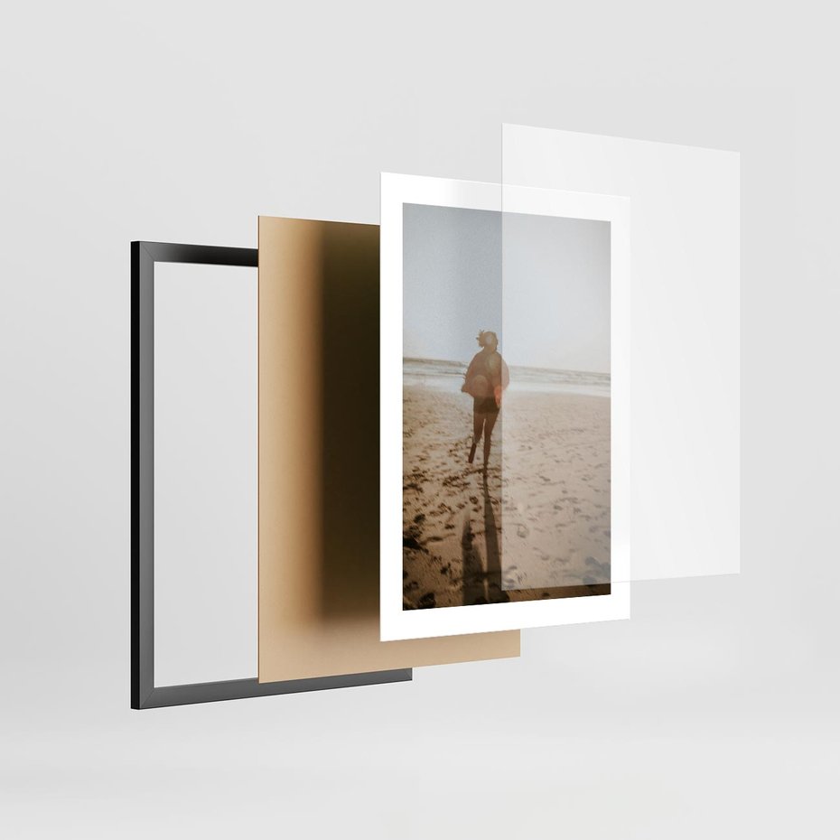 Plakat w ramie 30x40 - O Zachodzie Słońca - klimatyczna fotografia, postać biegnie po plaży - rama czarna