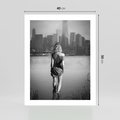 Plakat bez ramy 40x50 - Kapiel w Mieście - czarno białe zdjęcie, kobieta wchodzi do wody