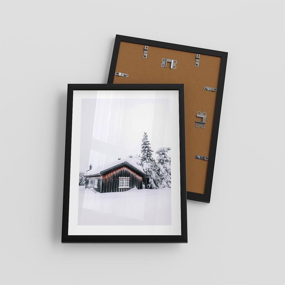 Plakat w ramie 30x40 - Zimowy Azyl: Domek w Górach - domek w górach, śnieg - rama czarna