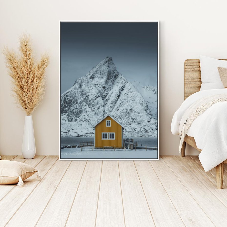 Obraz w ramie 80x120 - Urok Norweskich Domków - Skandynawia, Norwegia - rama biała