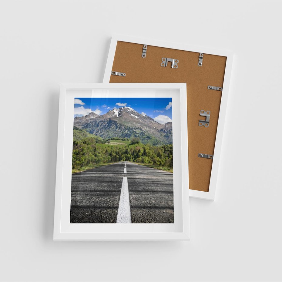 Plakat w ramie 40x50 - Droga przez góry: podróż do przygody - droga, góry - rama biała