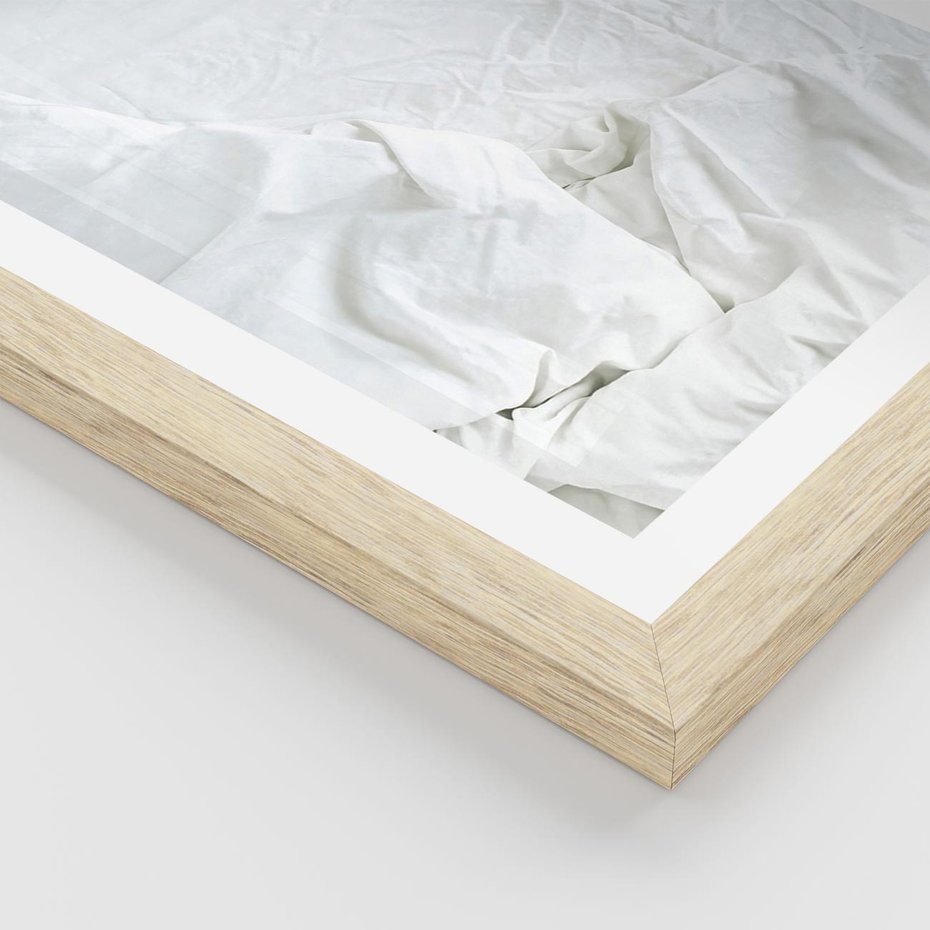 Plakat w ramie 30x40 - Sztuka i Komfort - pościel, biała kołdra poduszka - rama drewno