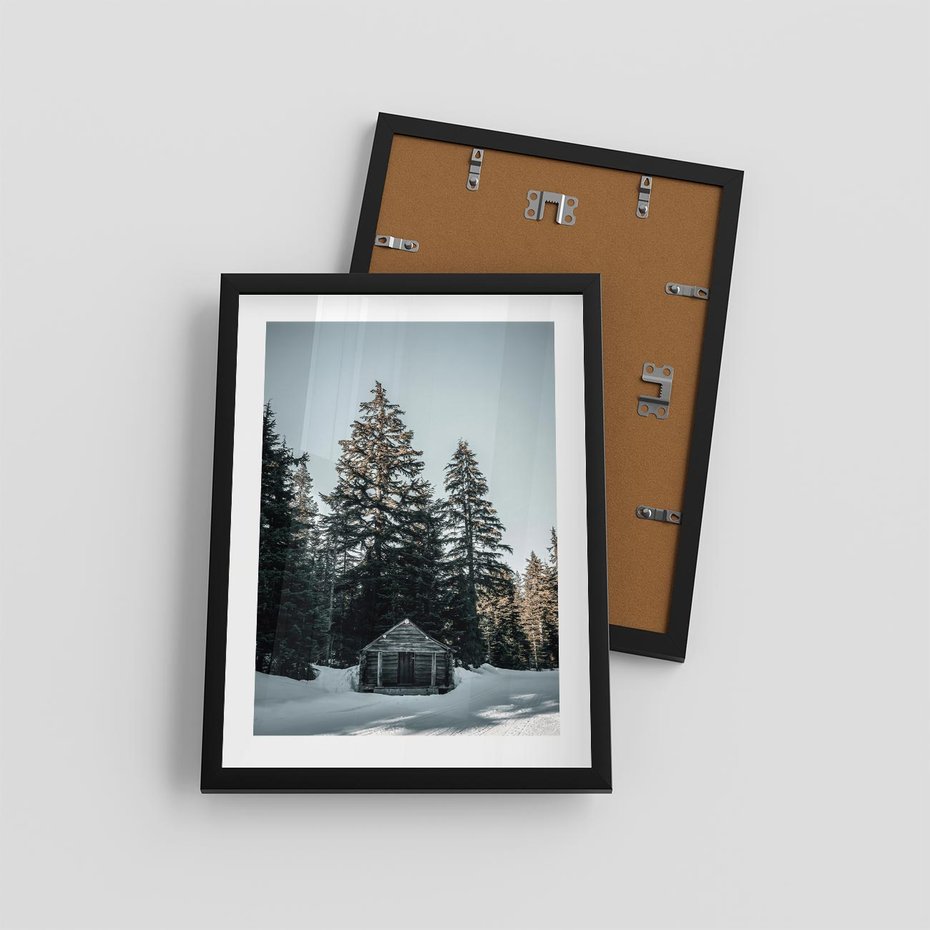 Plakat w ramie 30x40 - Chatka w Górach w Czasie Zimy - chatka w górach, zima - rama czarna