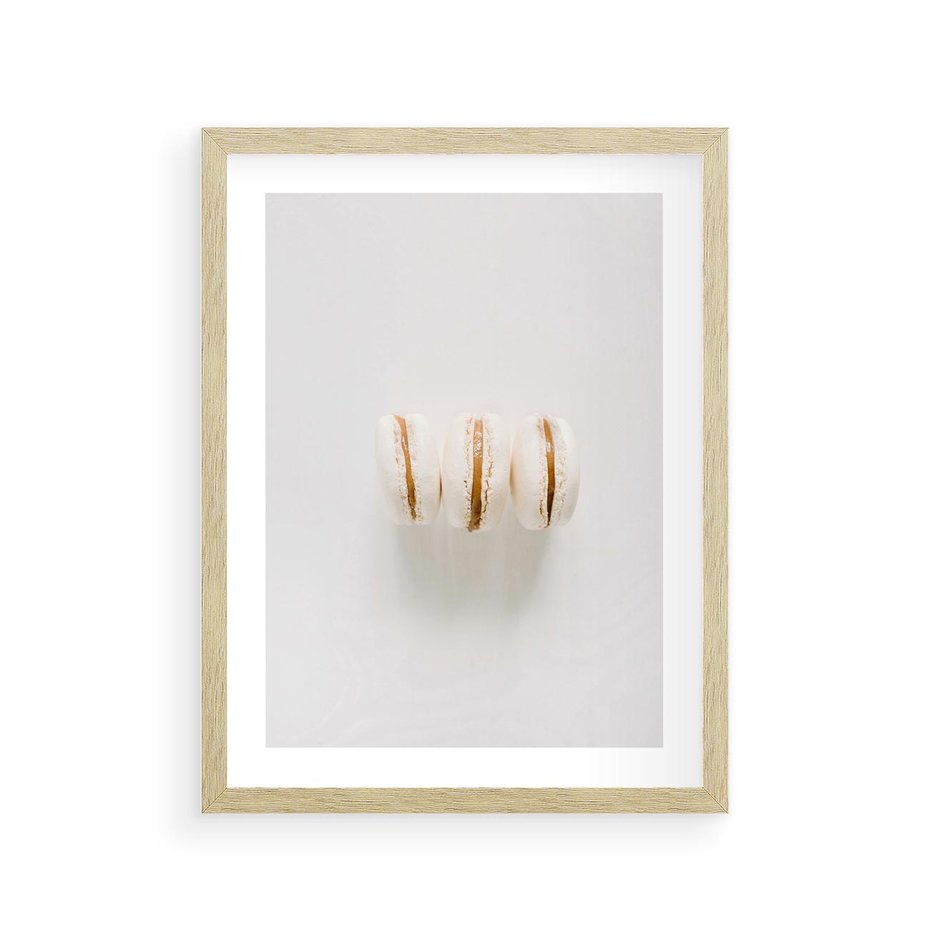 Plakat w ramie 30x40 - Delikatność w Bieli - białe ciateczka. makaroniki, minimalistyczne zdjęcie - rama drewno