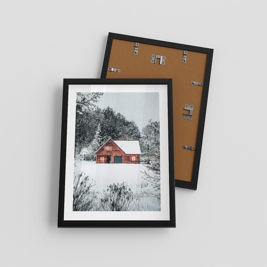 Plakat w ramie 30x40 - Domek w Górach Pokryty Śniegiem - domek w górach, śnieg - rama czarna