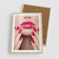 Plakat w ramie 50x70 - Wyrażenie Piękna - paznokcie, usta - rama drewno