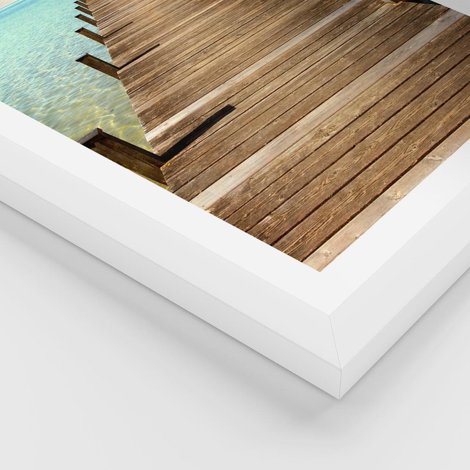 Plakat w ramie 50x70 - Pomost nad morską przestrzenią - pomost, morze - rama biała