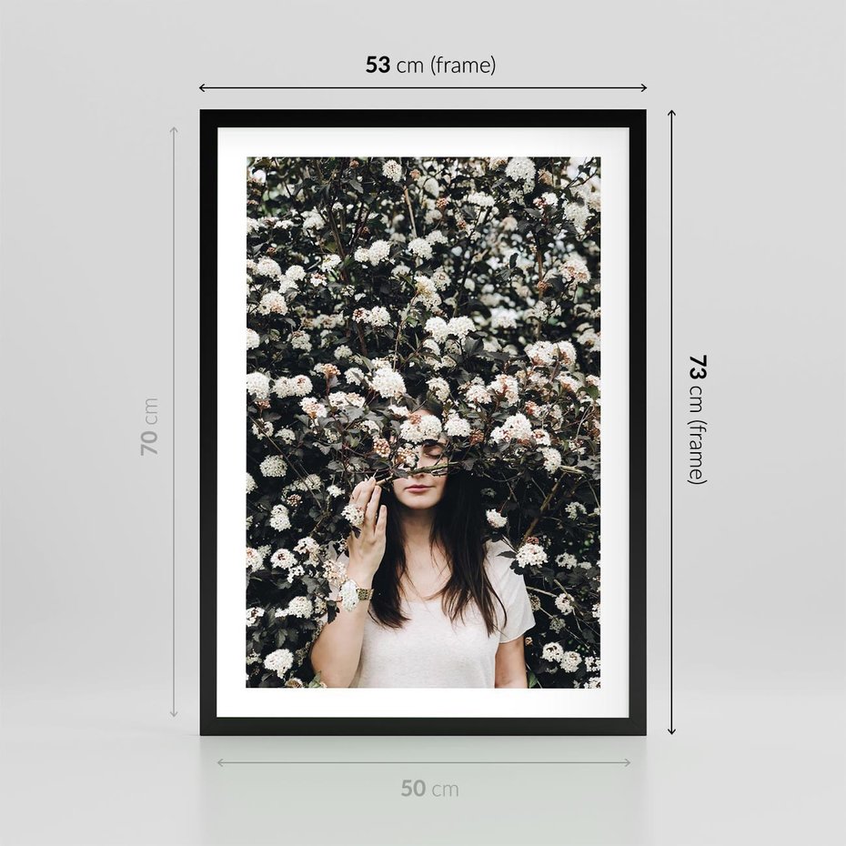 Plakat w ramie 50x70 - Kobieta w Krzewie Kwiatów - krzak z kwiatami, schowana za nim kobieta - rama czarna