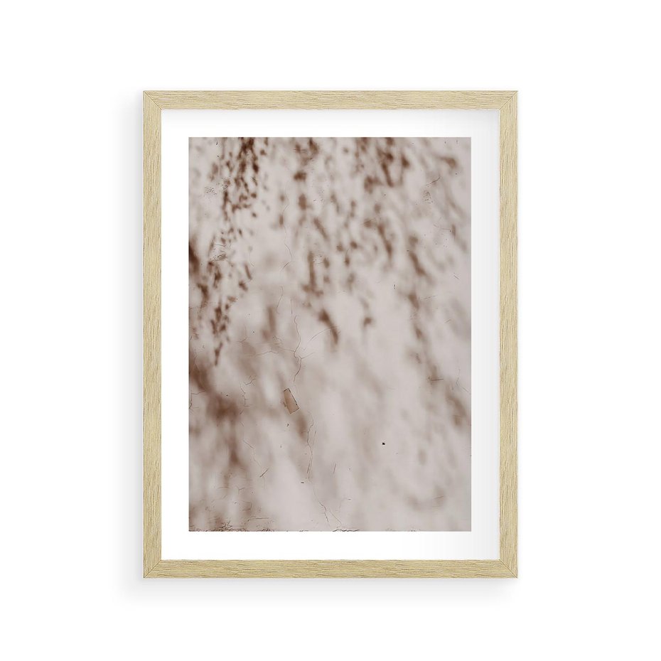 Plakat w ramie 30x40 - Cień Gałęzi - beżowa ściana, cień gałęzi - rama drewno