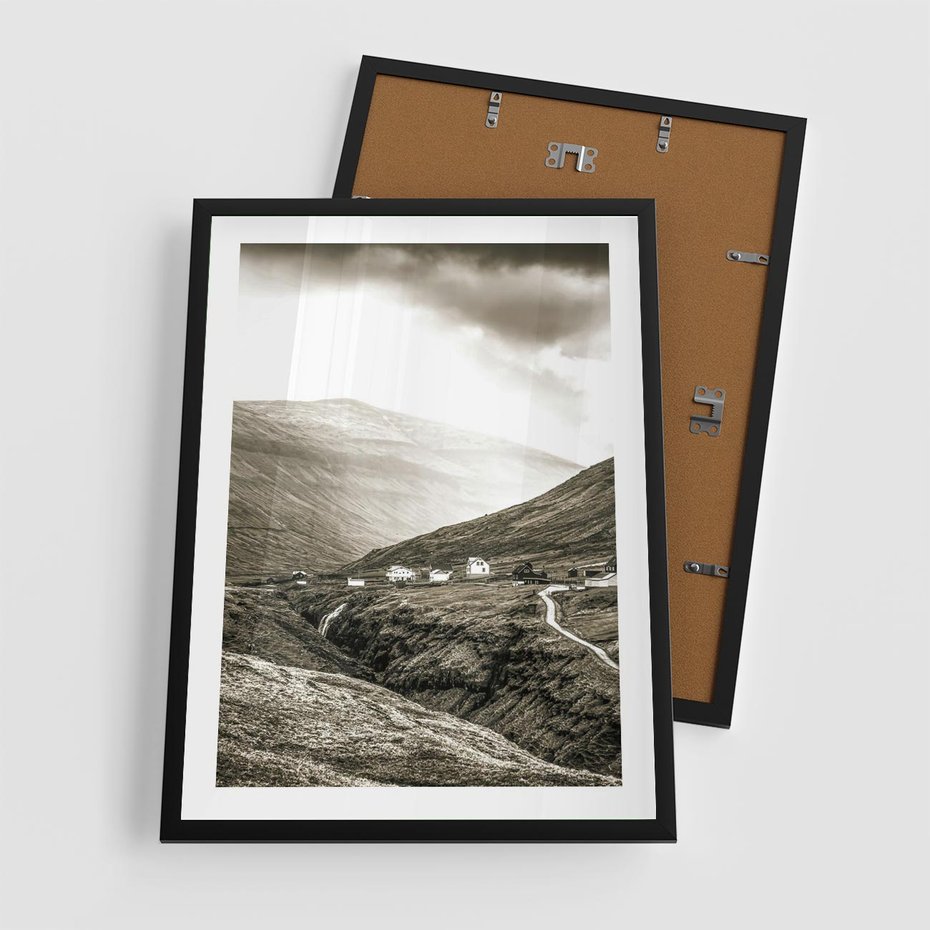 Plakat w ramie 50x70 - Domki w Górach - czarno biała fotografia, górski pejzaż - rama czarna