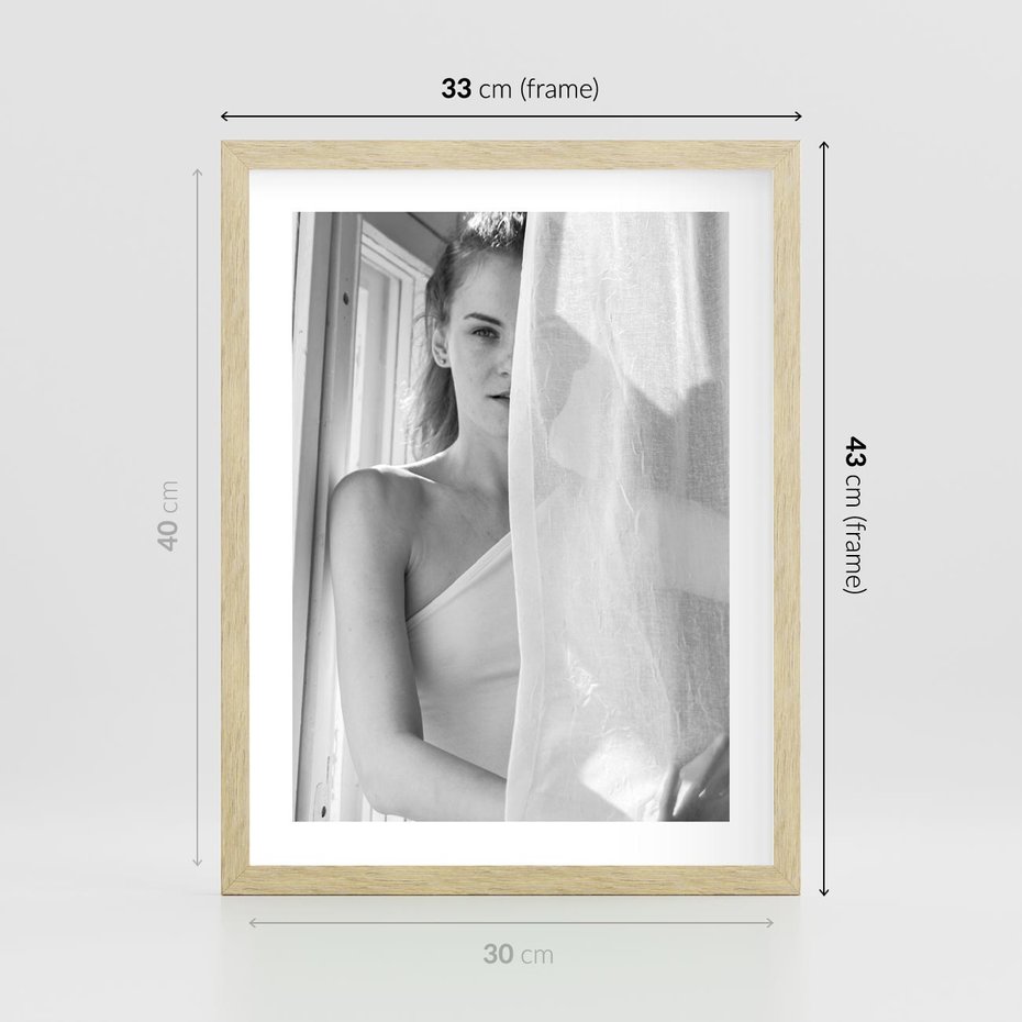 Plakat w ramie 30x40 - Za Firanką - czarno białe zdjecie, piękny portret eterycznej kobiety - rama drewno