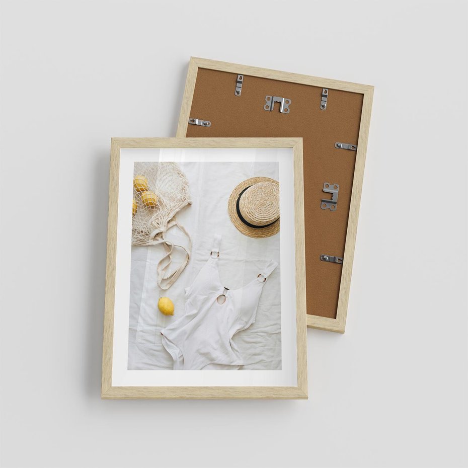 Plakat w ramie 30x40 - Moda na Wakacje: Cytrynowy Urok - kompozycja letnia, fashion - rama drewno