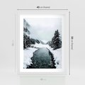 Plakat w ramie 40x50 - Zimowa Przyroda: Rzeka, Góry i Śnieg - zima, rzeka - rama biała