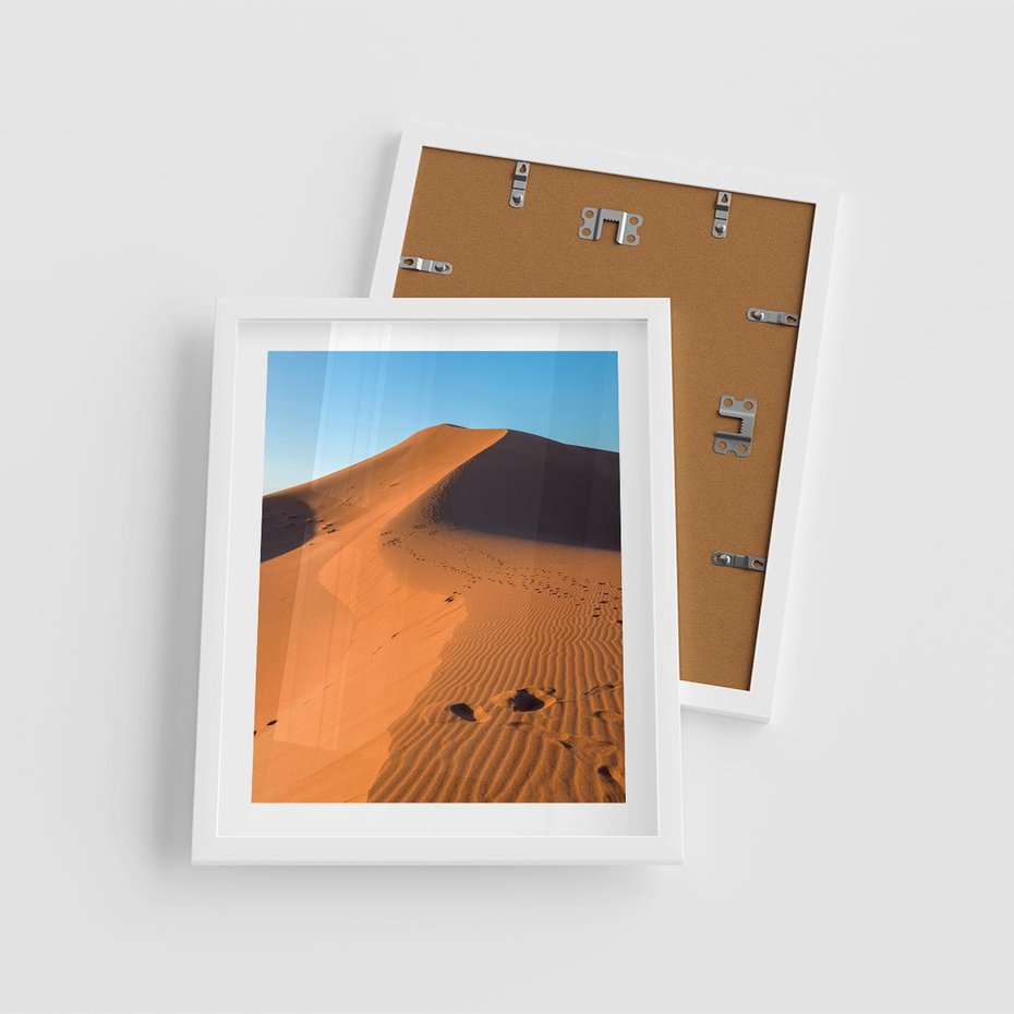 Plakat w ramie 40x50 - Piasek pustyni wędruje - pustynia, piasek - rama biała