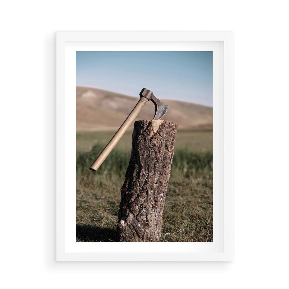 Plakat w ramie 50x70 - Rustykalna Praktyczność: Fotografia Siekiery - rustykalna fotografia, siekiera wbita w pieniek - rama biała