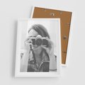 Plakat w ramie 50x70 - Zrób mi Zdjęcie - fotografia, kobieta z aparatem - rama biała