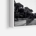 Obraz w ramie 80x80 - Echa Historii - czarno biała fotografia, koloseum - rama biała