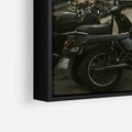Obraz w ramie 50x70 - Ducha Przygody - motor, uliczka - rama czarna