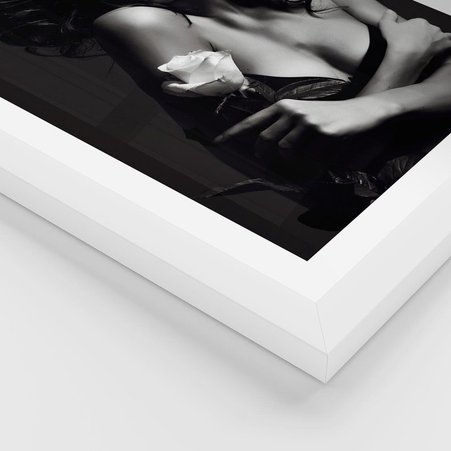 Plakat w ramie 40x50 - Piękno kobiecego aktu uchwycone - kobieta, akt - rama biała