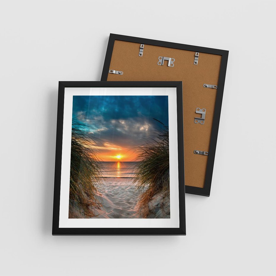 Plakat w ramie 40x50 - Magia zachodu słońca na plaży - zachód, słońca - rama czarna