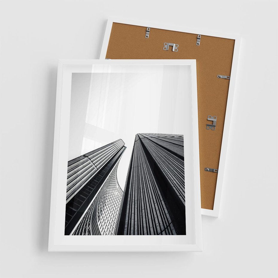 Plakat w ramie 50x70 - Monochromatyczna Wizja - architektura, wysoki wieżowiec - rama biała