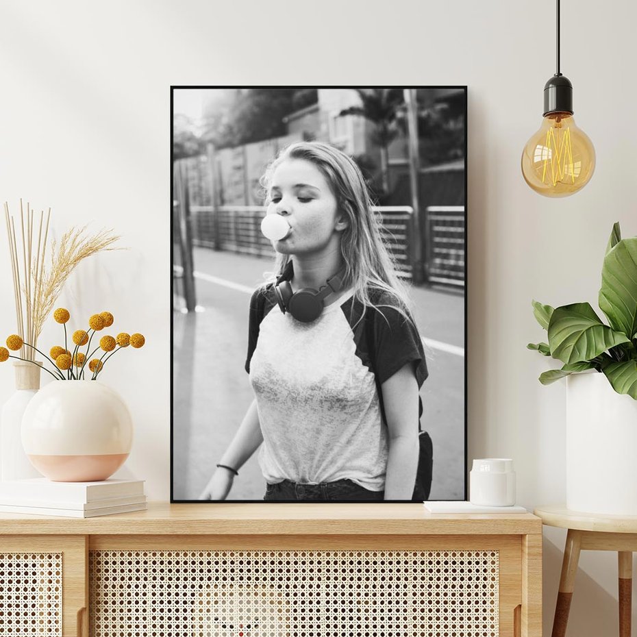 Obraz w ramie 70x100 - Letnia Młodość - nowoczesna fotografia, czarno biała - rama czarna