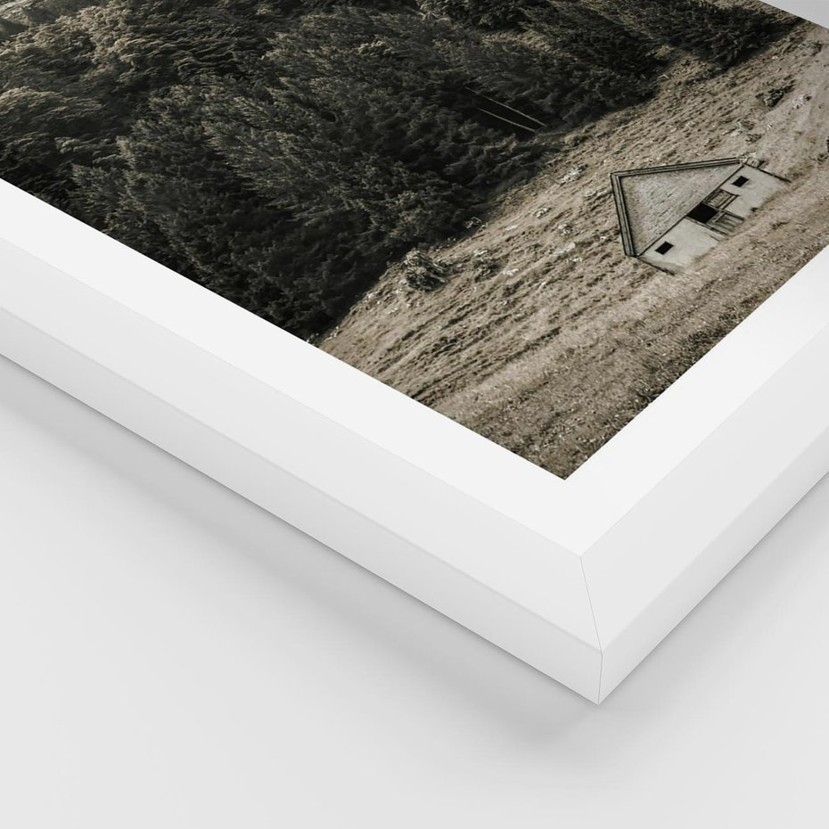 Plakat w ramie 30x40 - Dom w Odcieniach Natury - domek w górach, góry - rama biała