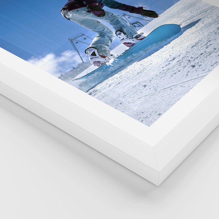 Plakat w ramie 50x70 - Snowboard na zimowych zboczach - snowboard, zima - rama biała