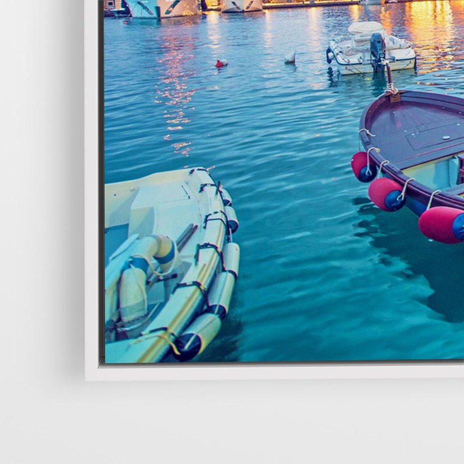 Obraz w ramie 100x70 - Tańczące kolory zachodu - nadmorskie kolorowe miast, kolorowe budynki na brzegu - rama biała